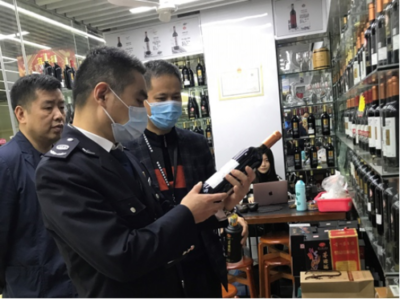 市市場(chǎng)監(jiān)管局福田局華強(qiáng)北所組織開(kāi)展旅游景區(qū)食品安全專項(xiàng)執(zhí)法行動(dòng)